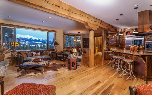 Alpenglow Peaks Lodge