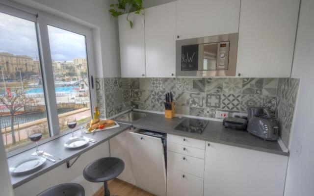 First floor studio apartment seconds from Balluta Bay IPAP1-1