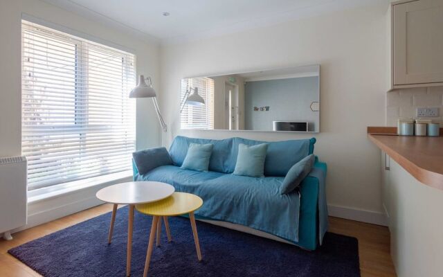 Fantastic 1BR Home - 1 Stop To Canary Wharf!