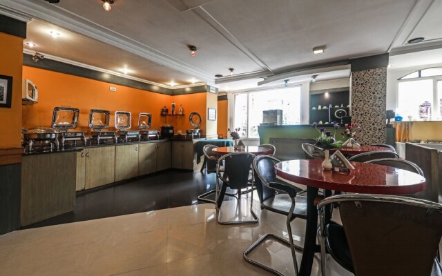 OYO 16017 Hotel Alpine Continental