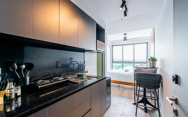 w Sophisticated 1BR w Great Deco in Centriqo