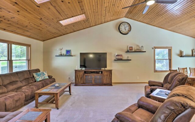 Step-free Pewaukee Home < 1 Mi From Lakes!