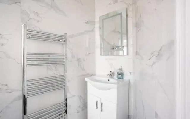 1 Bed-sleeps 4-free Parking-30 Min to Central Ldn