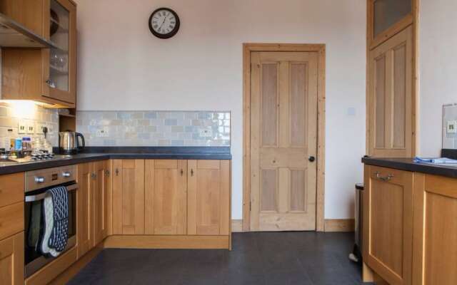 2 Bedroom Flat With Free Parking Nearby Accommodates 6