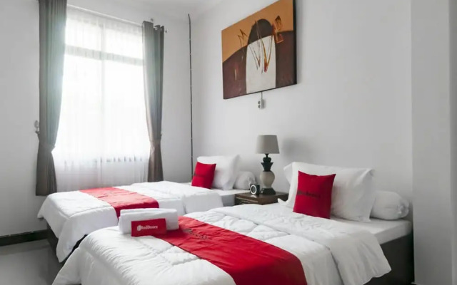 Roellie's Guest House by RedDoorz