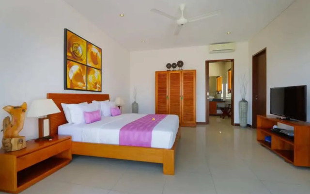 Luxury Private Villa, 4 BR, Canggu w/ Staff