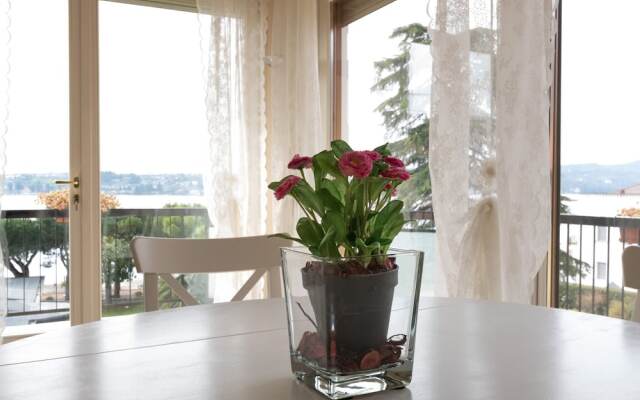Snug Holiday Home in Salò With Balcony