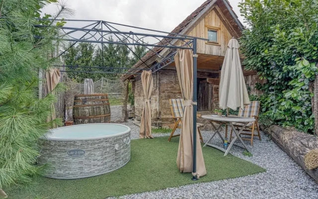 Tiny-mini Bertl With Hot Tub