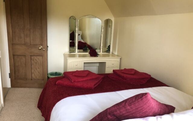 Beautiful 3 Bedroomed Cotswolds Farmhouse