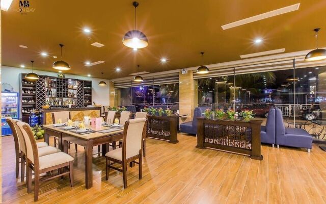 Moon Halo Hotel