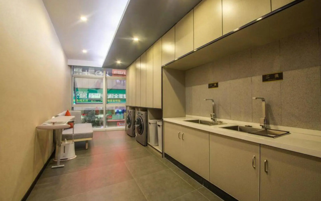 Lan Ou Shangpin Hotel (Hongjundu Square Branch)