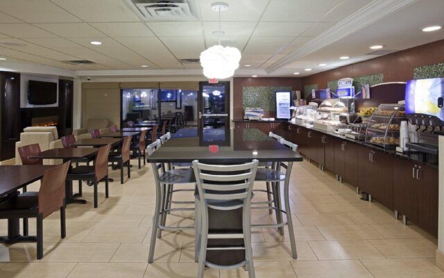 Holiday Inn Express Hotel & Suites Rogers by IHG