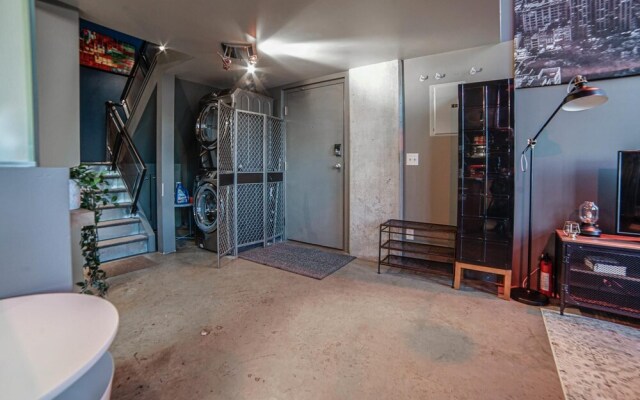 Charming 1BR W Sofa Bed and Private Balcony