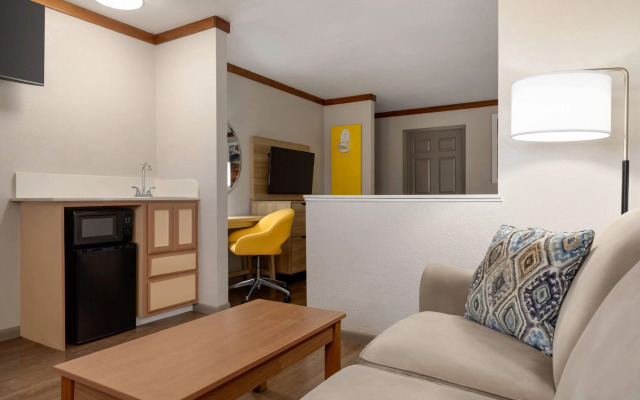 Days Inn by Wyndham Suites Fredericksburg