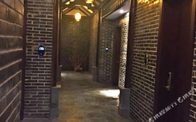 Maitreya Sanlong Hotel (Huquan Hot Spring Ecological Park Honghe Water Town Branch)
