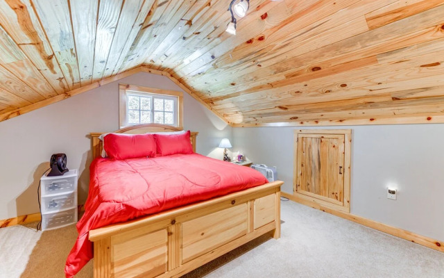 Hillside Cabin + Grill - Near Smoky Mountains