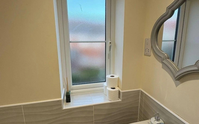 Spacious 3-bed House - Sleeps 8, Garden & Parking