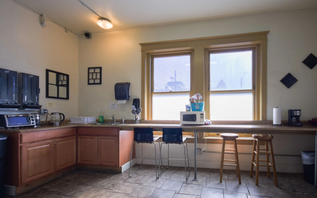 AAE 11th Avenue Hostel