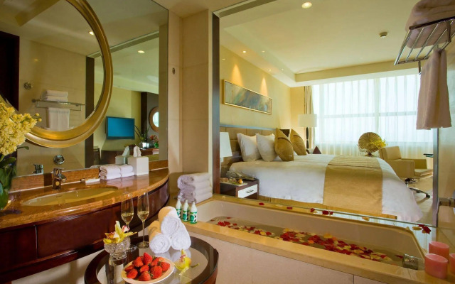 Huaqiao New Century Grand Hotel