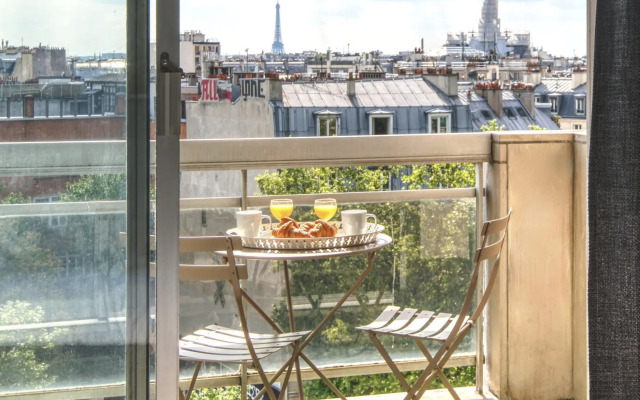 B 825 - Amazing View All Over Paris