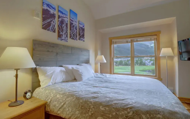 Modern Condo with Amazing Views, Right next to the Lift - CS407 by Redawning