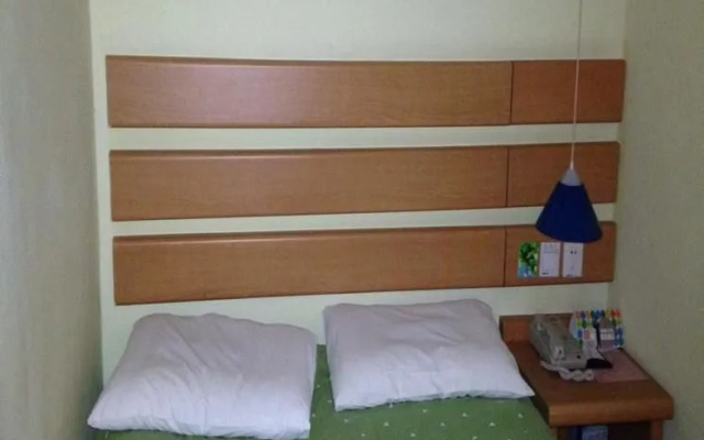 Home Inn (Guangzhou Tianhe Road Sports West Metro Station)