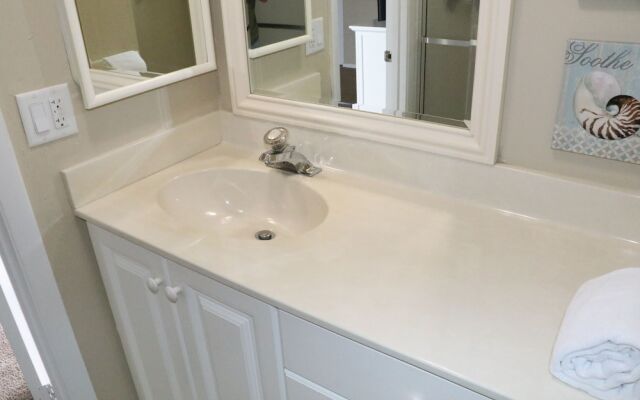 Jamaica Royale - 704 - 2 Br Condo