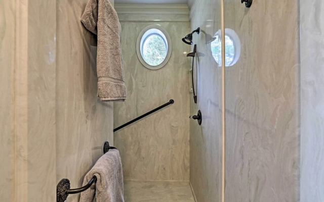 Lavish Lake House, Near Vineyards + Marinas!