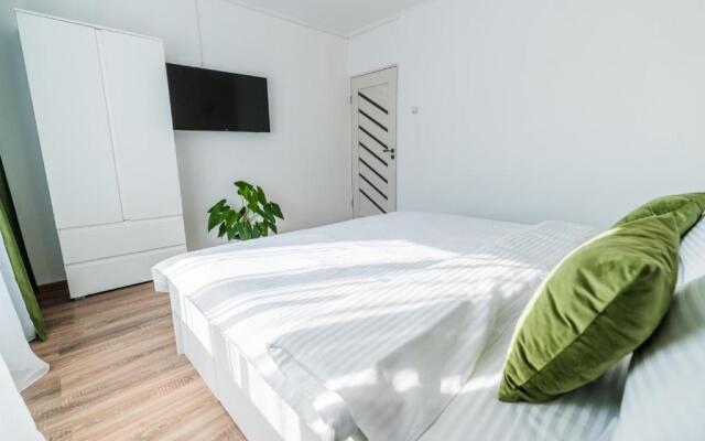 Tania Grand Apart