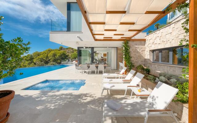 Anabel in Hvar with 4 bedrooms and 4 bathrooms