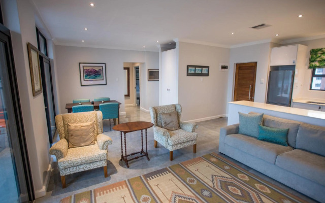 uSHAKA WATERFRONT - PENTHOUSE PLUSH PERFECTION