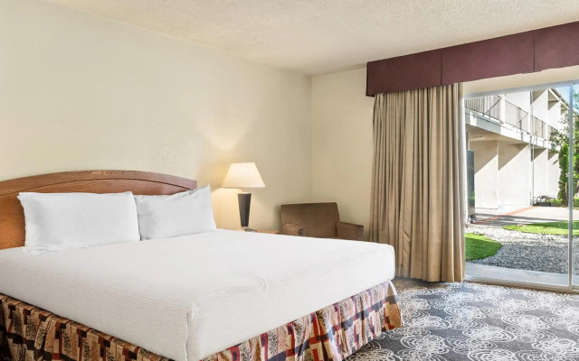Golden Sails Hotel