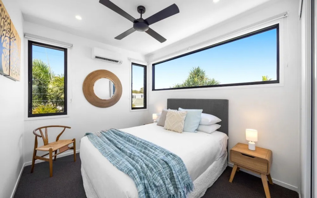 Spacious 3-bedroom Retreat With BBQ and Pool – Guest Rooms – Coolum Beach