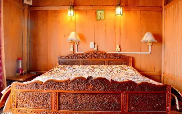 Houseboat New Golden Flower