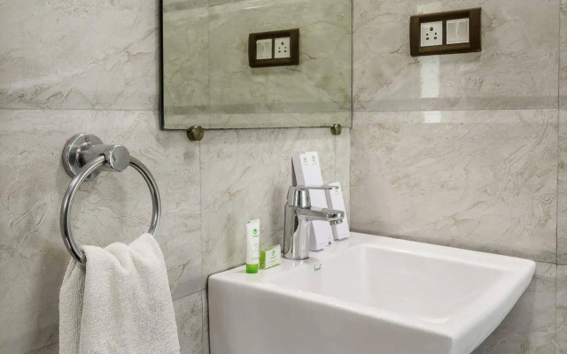 OYO 16703 Hotel The Platinum