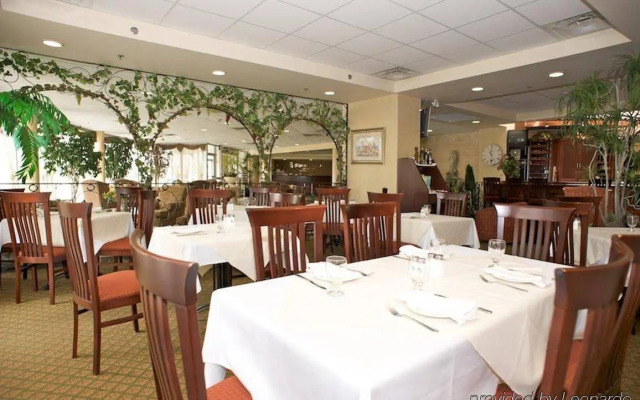 Monte Carlo Inn Airport Suites