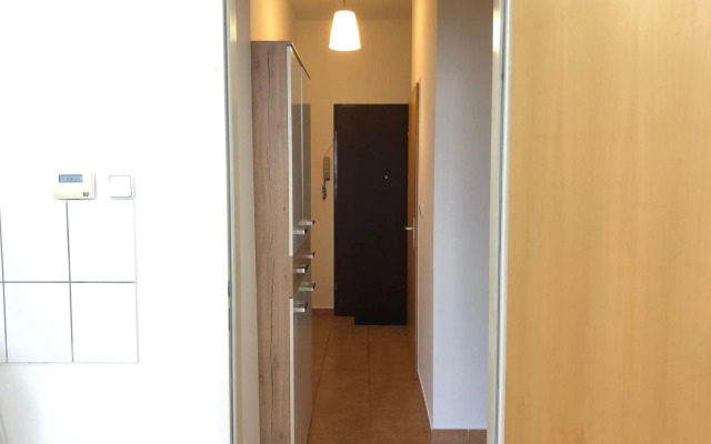 New, bright apartment near the metro!