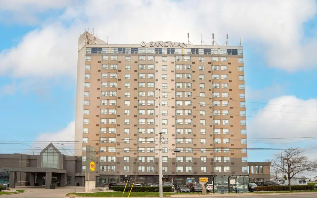 Stage West All-Suite Hotel & Theatre Restaurant