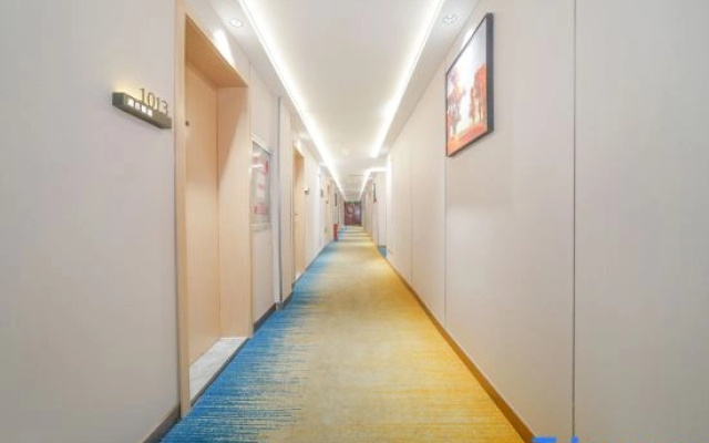 Super 8 Collection Hotel (South Railway Station Hotan 2nd Street)