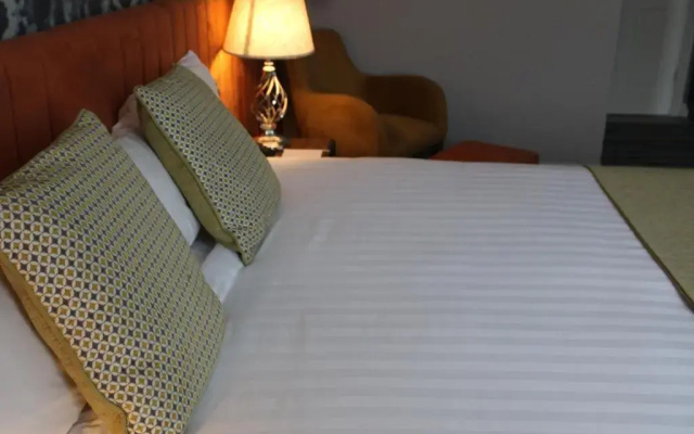 Woodford Dolmen Hotel