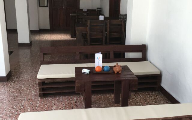 Feathers Hotel and Lounge - Hostel