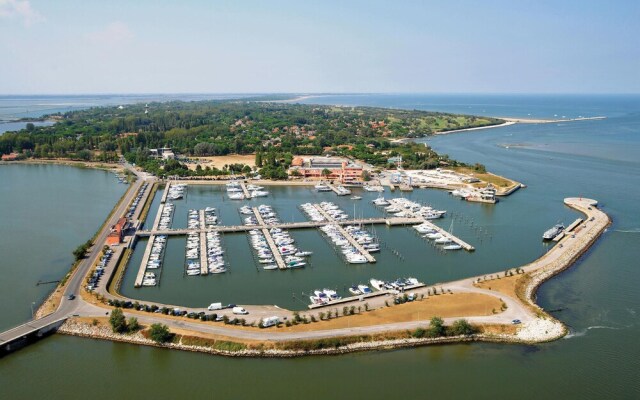 Amazing Apartment in Albarella With