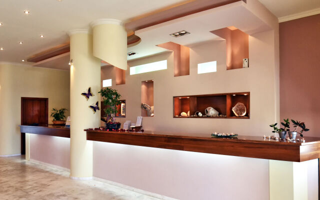 Belussi Beach Hotel & Suites