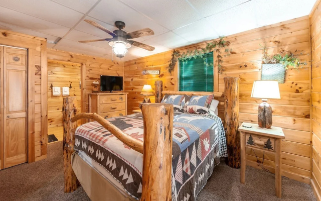 Moose Tracks 3 Bedroom Cabin by RedAwning
