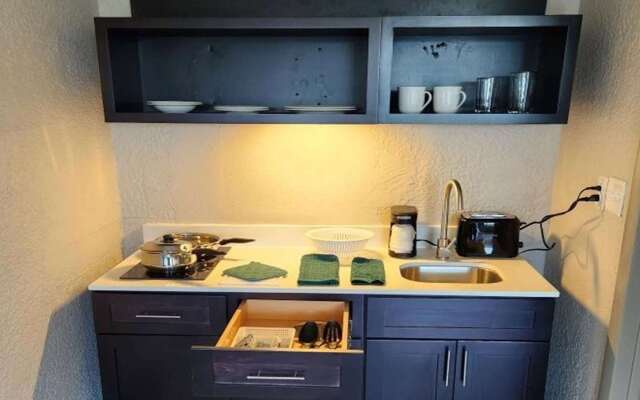 Days Inn & Suites by Wyndham Fort Pierce Midtown