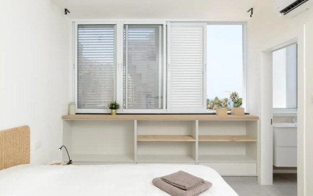 Stylish & Spacious 3 bedroom apartment by the Sea