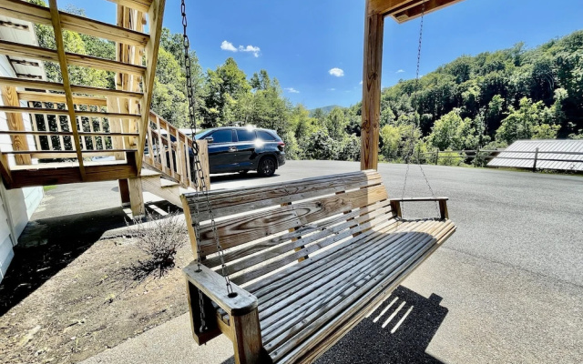 Double L Ranch 1 Bedroom Farmhouse by RedAwning