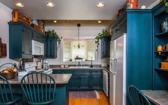 Quiet Retreat 4 Bedroom House