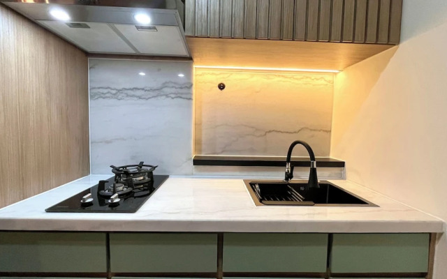 Warm And Homey 2Br At Vida View Makassar Apartment