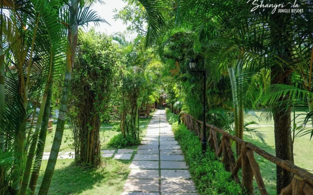 Shangri La Jungle Resort